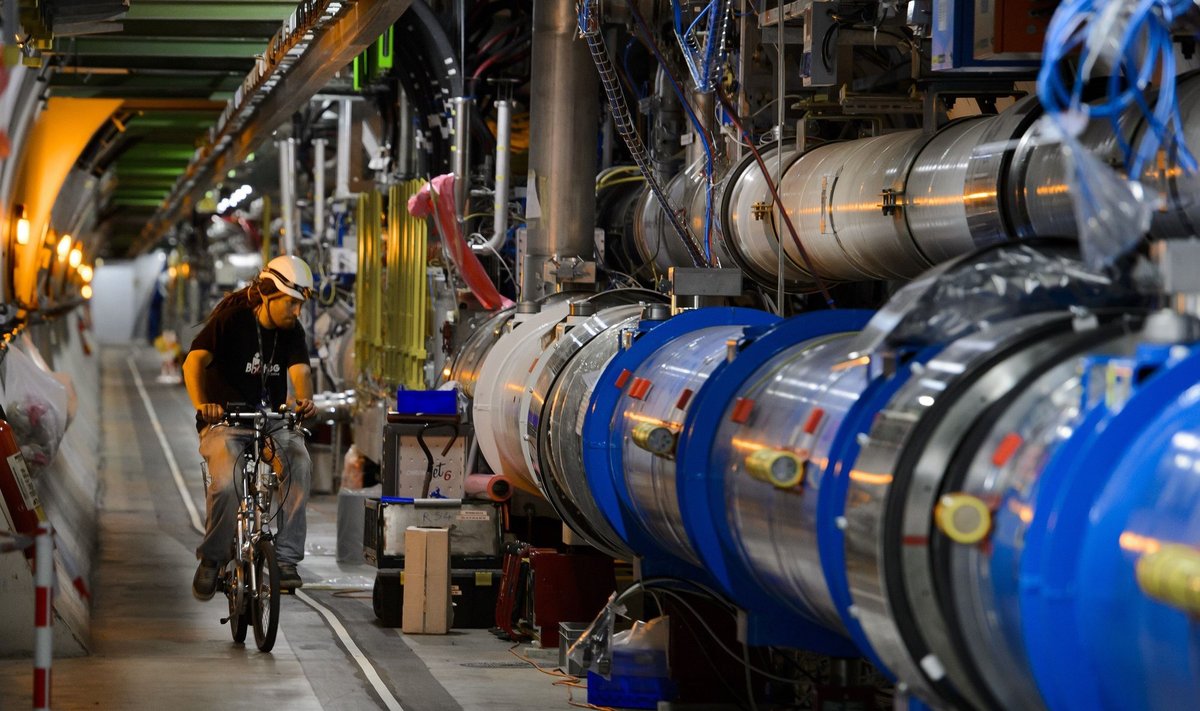 Geriausias būdas keliauti LHC greitintuvo tuneliais - dviračiu