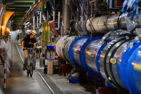 Geriausias būdas keliauti LHC greitintuvo tuneliais - dviračiu