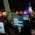Тысячи французов вышли на демонстрации под лозунгом "Хватит!"