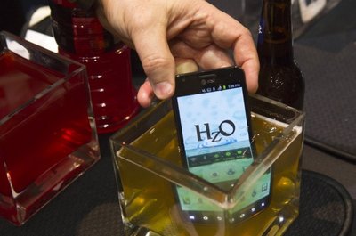 Telefonų gamintojams demonstruojama "H<sub>z</sub>O Waterblock" technologija, apsauganti elektronikos įrenginius net nuo neigiamo panardinimo į alų poveikio