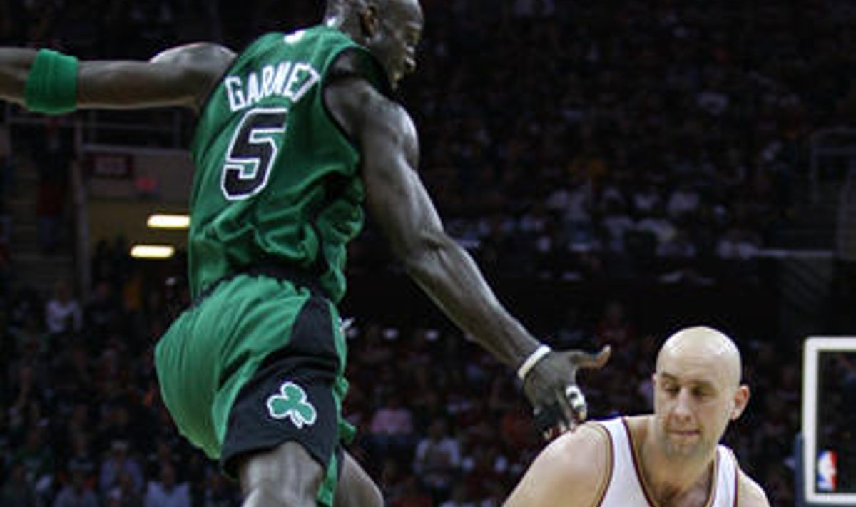Žydrūnas Ilgauskas ("Cavaliers") suklaidino Keviną Garnettą ("Celtics")