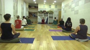 Maskvoje koronavirusu persirgusiems atsigauti padeda joga