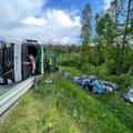 Vilniuje apvirto įmonės „Ekonovus“ sunkvežimis, išbyrėjo krovinys, sužalotas vairuotojas