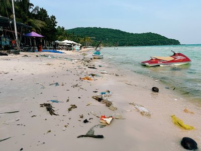 Šiukšlėmis nusėtas paplūdimys Vietname