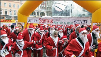 В Латвии рождественский забег собрал 1000 Дедов Морозов