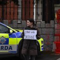 Dubline sunkvežimis taranavo Rusijos ambasados vartus