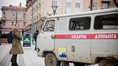 Vilniaus centre – rusų karių sušaudytas Charkivo srities medikų automobilis