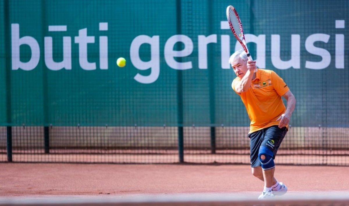 Zigmantas Balčytis žaidžia lauko tenisą
