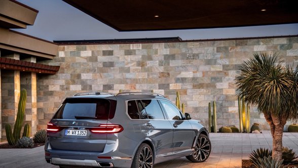 BMW atnaujino didžiausią savo modelį: stipriausi pokyčiai matytis naktį