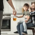 Istorijos iš Anoniminių alkoholikų susirinkimų: kaip gyvena priklausomų žmonių šeimos ir kokia pagalba iš tiesų padeda