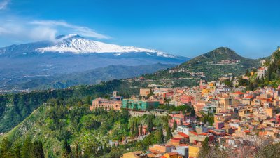 Etnos ugnikalnio ir Taorminos miesto panoraminis vaizdas