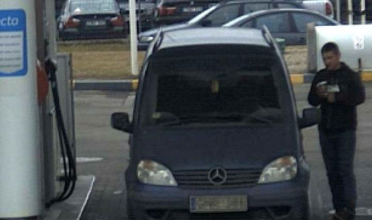  Pareigūnai prašo visuomenės pagalbos: "Mercedes" keleivis mokėjo suklastotais pinigais 