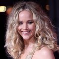 Jennifer Lawrence per karščius Niujorke vilkėjo ir lietuviškam orui tinkamu ansambliu