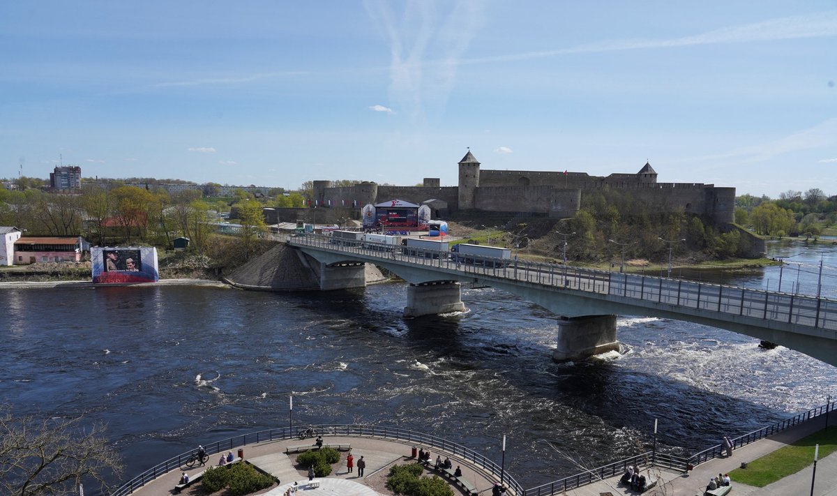 Rusija pašalino sieną su Estija žyminčius plūdurus Narvos upėje
