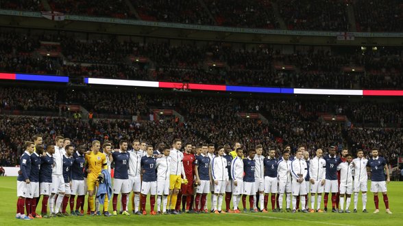 Anglai pagerbė gedinčius prancūzus „Wembley“ tribūnose, bet ne aikštėje