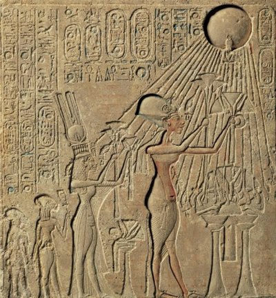 Skulptoriaus bandomasis pavyzdys vaizduoja gėlių aukas Atonui atnašaujantį Echnatoną, Nefertitę ir dvi jų dukteris. Iš karališkosios kapavietės al Amarnoje (albumo „Tutanchamonas“ iliustracija)