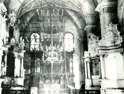 1952 m. nuotraukoje užfiksuotas altorinių paveikslų nukabinimas