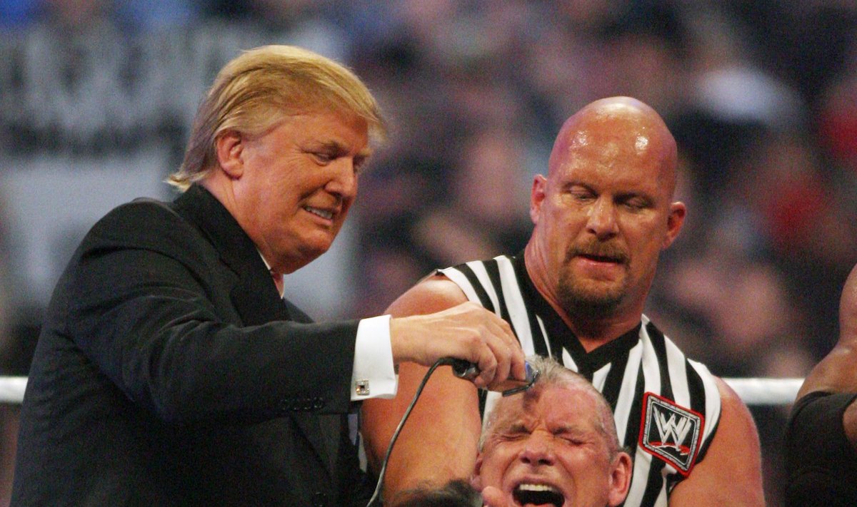 Donaldas Trumpas skuta plaukus savo oponentui Vince'ui McMahonui