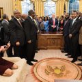 D. Trumpo padėjėja sako nenorėjusi įžeisti susirangymu ant Baltųjų rūmų sofos