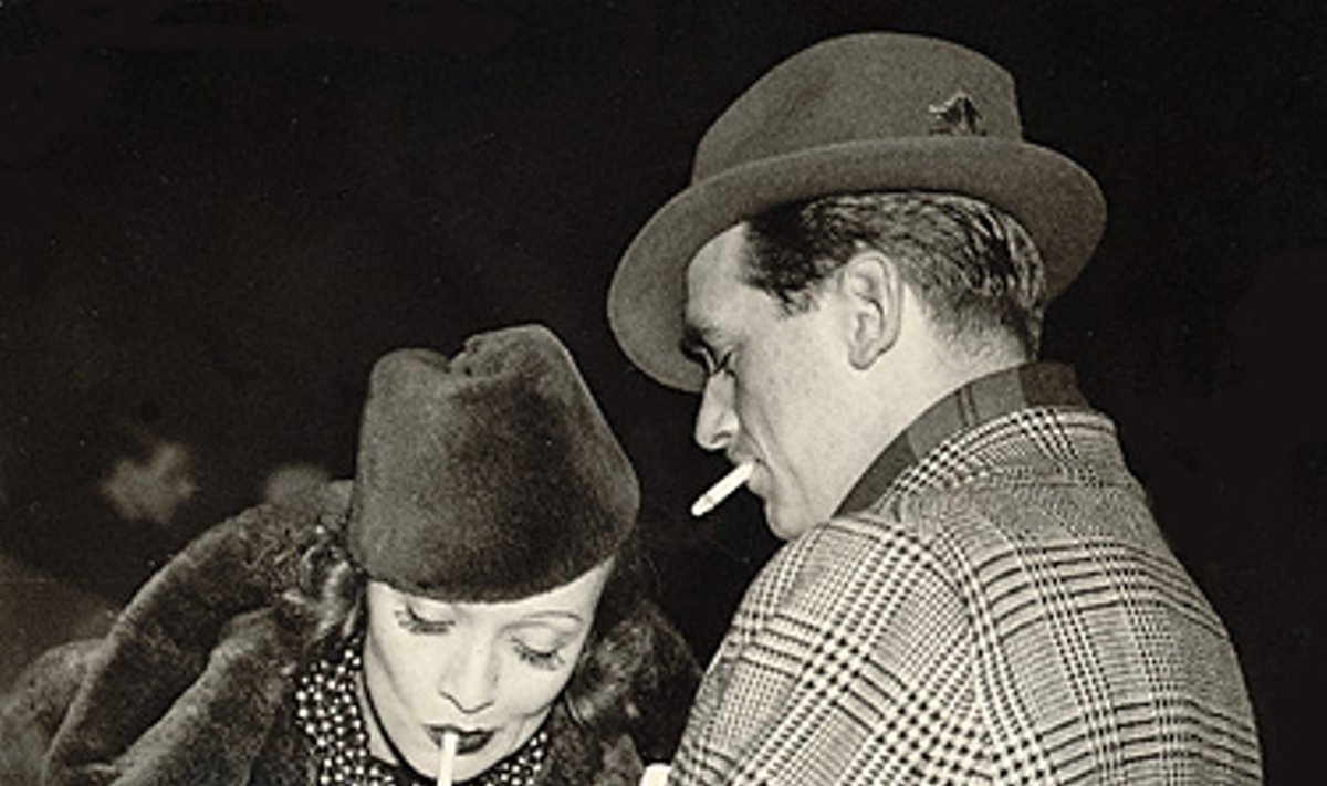Douglas Fairbanksas pridega Marlene Dietrich cigaretę