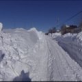 Dėl iškritusio sniego automobilio prie namų neradęs kanadietis iškasė tunelį