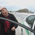 Girto ir įžeidaus vairuotojo „Opel“ užgeso vos privažiavęs prie policijos