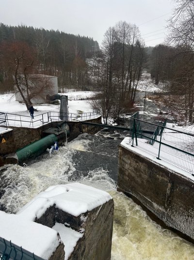 UAB „Intersurgical“ pastatyta nauja 340 kW galios hidroelektrinė prie Pabradės tvenkinio ant Dubingos upės, kuria vanduo per Pabradės miškus teka iš Asvejos ežero į Žeimeną (Iš asmeninio Martyno Nagevičiaus archyvo)