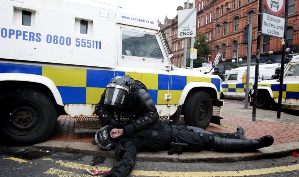 Belfaste per susirėmimus sužeista dešimtys policininkų