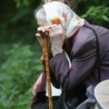 Sodyboje sukapojęs malkas ir papietavęs benamis pasikėsino išžaginti 74 metų šeimininkę