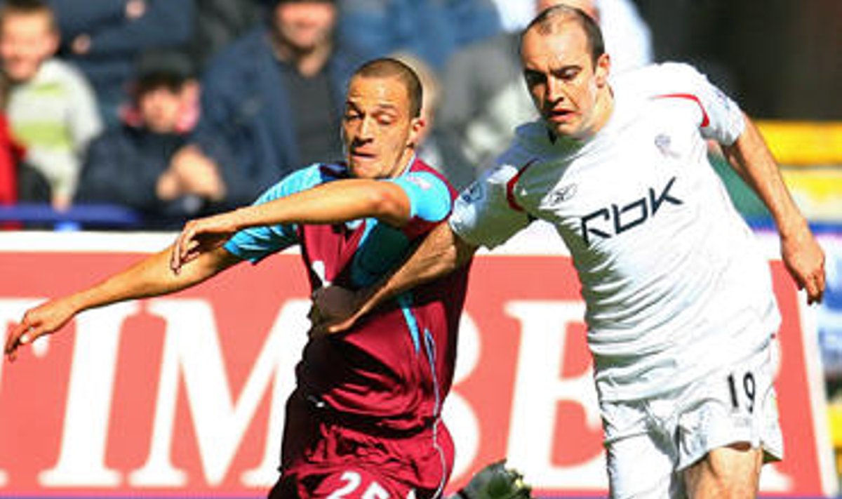 Bobby Zamora ("West Ham United", kairėje) kovoja su Gavin McCann ("Bolton Wanderers") 