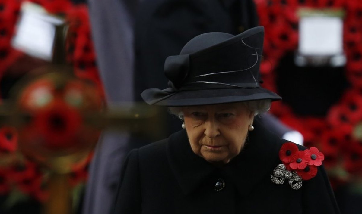 Karalienė Elizabeth II vadovavo žuvusiųjų karuose pagerbimui 