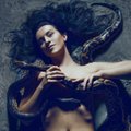 Dainininkė nusifotografavo nuoga su gyvatėmis