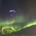 Parasparnio asas raižė Norvegijos dangų Šiaurės pašvaistės fone