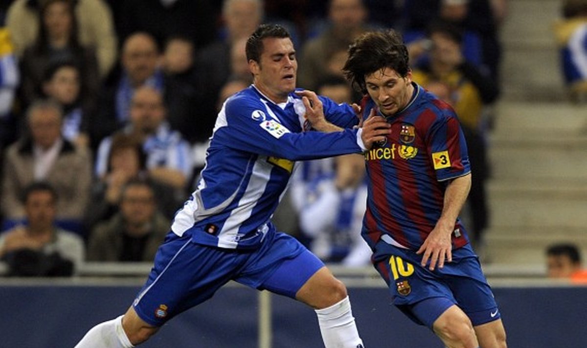 Javieras Chica ("Espanyol") stabdo Lionelį Messi ("Barcelona") 