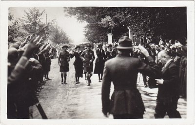 Skautų sąskrydis Palangoje. Sąskrydžio svečiai, generolas lordas Robertas Baden-Pauelas (priekyje, su lazdele) ir jo palyda, iškilmingai pasitinkami kurorto gatvėse. 1933.VIII.17. TIM Fotonuotraukų ir negatyvų rinkinys