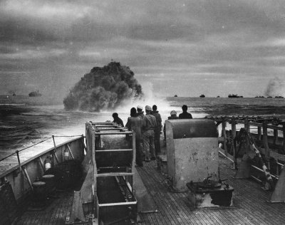 Britų karo laivas giluminėmis bombomis atakuoja spėjamą vokiečių povandenininkų vietą.