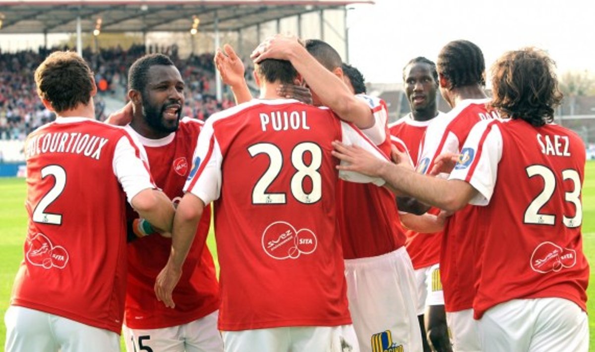 "Valenciennes" futbolininkai sveikina Gregory Pujolį