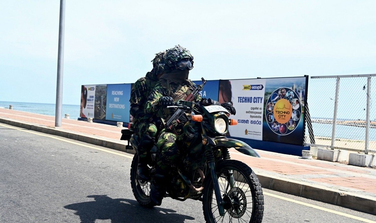 Šri Lankoskariai patruliuoja Kolombo gatvėse