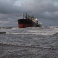 Третьи сутки на клайпедской мели: судно спасут перевозчики и голландцы