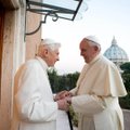 Popiežius ragina melstis už Benediktą XVI: jis labai serga