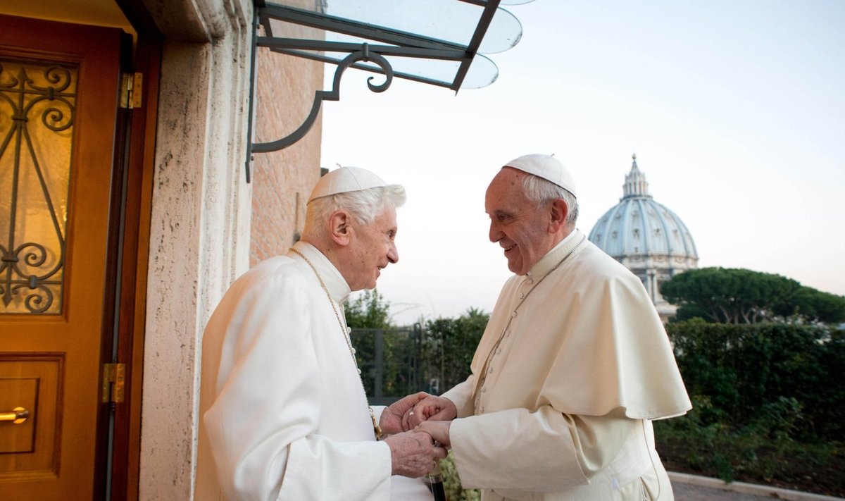 Popiežius Benediktas XVI ir popiežius Pranciškus