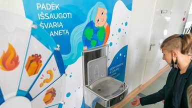 Į mokyklas grįžę moksleiviai skatinami vandenį gerti išmaniai – „Vilniaus vandenys“ organizuoja vandens gėrimo ir plastiko mažinimo konkursą