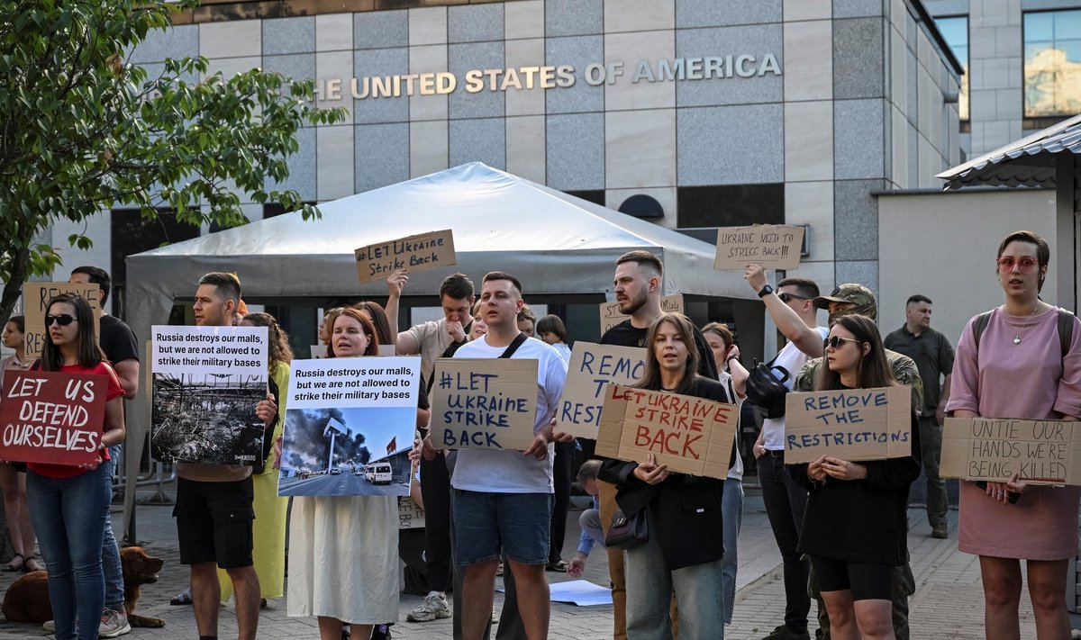 Protestas prie JAV ambasados Kijeve, prašoma leisti panaudoti ginklus Rusijos teritorijoje