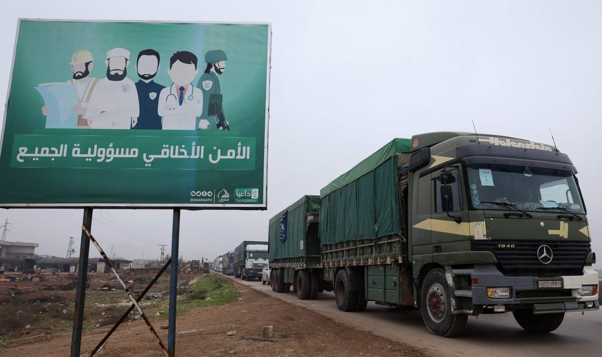 Humanitarinę pagalbą gabenantys sunkvežimiai Sirijoje