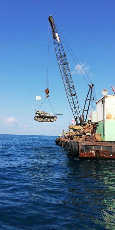 Ливанцы топят старые танки в Средиземном море