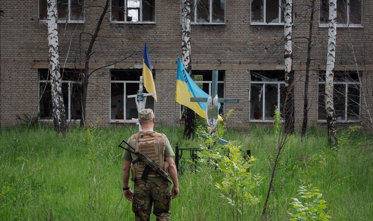 Ukrainos karys netoli fronto linijos su apsišaukėliška Donecko liaudies respublika