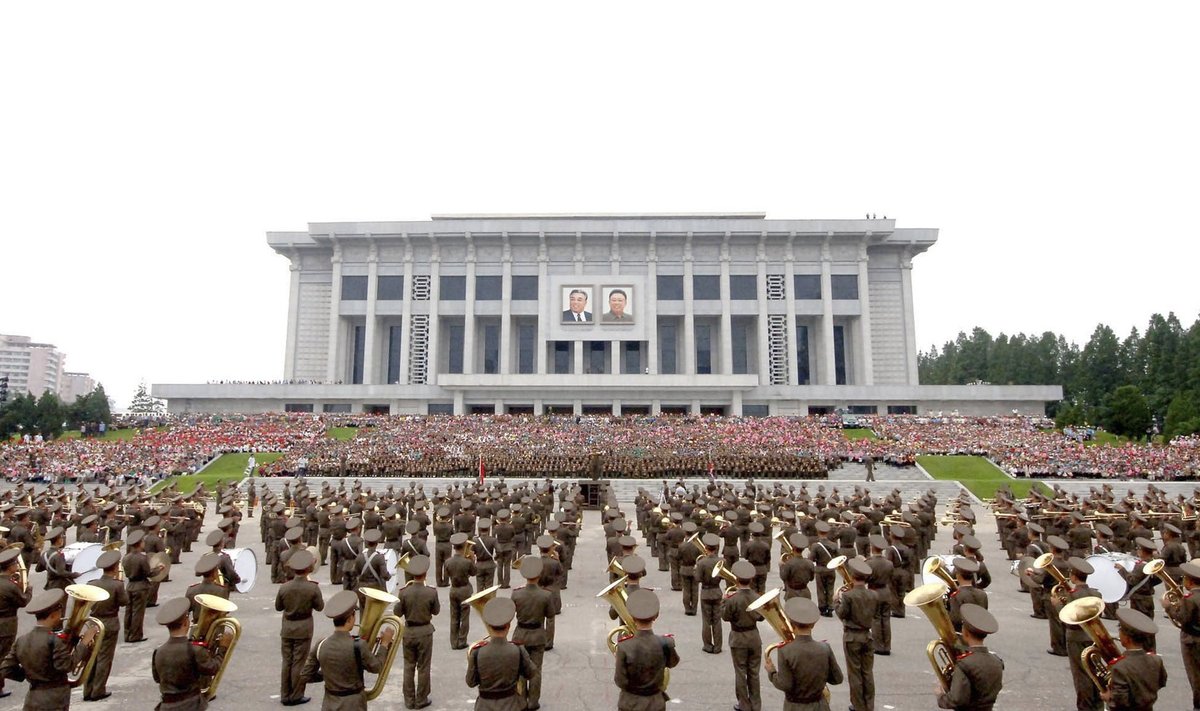 Šiaurės Korėja paradu pažymėjo 60-ąsias Korėjos karo paliaubų metines