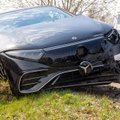 Nevaldomas „Mercedes Benz“ rėžėsi į plovyklos sieną ir apgadino „Lexus“