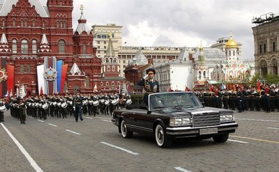 Gerasimovas vadovauja Pergalės dienos paradui Maskvoje 2011 metais