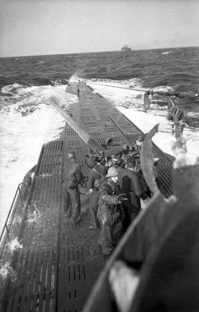 U-123 skrodžia Atlanto bangas.